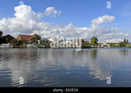 Walton-on-Thames, Surrey, England, UK. 13th August 2014. Weather: Another day of sunshine and showers sees fluffy cumulus clouds drift across the sky above the Thames near to Walton Bridge. Credit:  Julia Gavin/Alamy Live News Stock Photo