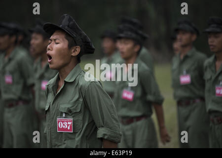 Laiza, Kachin, Myanmar. 8th July, 2014. KIA recruits take part in field exercises at a training camp. (Credit Image: © Taylor Weidman/zReportage.com via ZUMA Press) Stock Photo