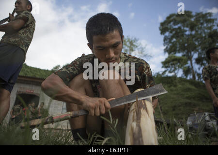 Laiza, Kachin, Myanmar. 8th July, 2014. A KIA recruit makes a table at a training camp. (Credit Image: © Taylor Weidman/zReportage.com via ZUMA Press) Stock Photo