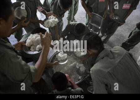 Laiza, Kachin, Myanmar. 8th July, 2014. KIA recruits eat dinner after doing field exercises at a training camp. (Credit Image: © Taylor Weidman/zReportage.com via ZUMA Press) Stock Photo