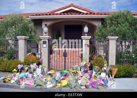 Tiburon, CA, USA. 13th Aug, 2014. 13th August, 2014, Tiburon, California, USA.  Sidewalk in front of  home of recently departed celebrity  Robin Williams home is adorned with flowers, poetry, stuffed animals and other remembrances by neighbors, friends, fans and hundreds of visitors mourning his sudden death and bidding him farewell. Credit:  Bob Kreisel/Alamy Live News Stock Photo