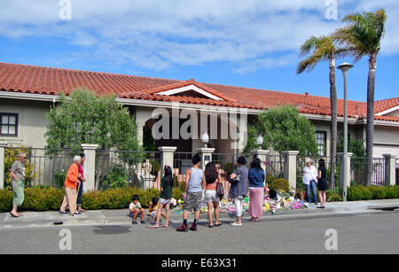 Tiburon, CA, USA. 13th Aug, 2014. Fans, neighbors,  and friends of celebrity Robin Williams pay their respect with flowers, cards, prayers, in front of his Tiburon California home in Marin County. Credit:  Bob Kreisel/Alamy Live News Stock Photo