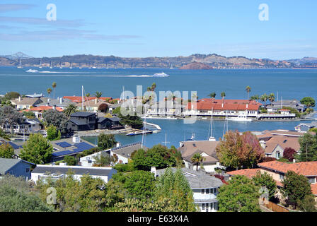 Tiburon, CA, USA. 13th Aug, 2014. August 13th 2014, Tiburon, California, USA. View of the housing development where Robin Williams lived in Marin County California. Robin's home is bayfront home with Red tile roof on the far left of the top of the photograph . Credit:  Bob Kreisel/Alamy Live News Stock Photo
