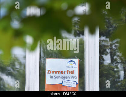 Berlin, Germany. 08th Aug, 2014. A sign which reads 'room available' and 'test stay possible' hangs in the window of the senior citizens residential community 'Villa Elfriede' in Berlin, Germany, 08 August 2014. Photo: JENS KALAENE/dpa/Alamy Live News Stock Photo