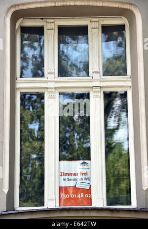 Berlin, Germany. 08th Aug, 2014. A sign which reads 'room available' and 'test stay possible' hangs in the window of the senior citizens residential community 'Villa Elfriede' in Berlin, Germany, 08 August 2014. Photo: JENS KALAENE/dpa/Alamy Live News Stock Photo