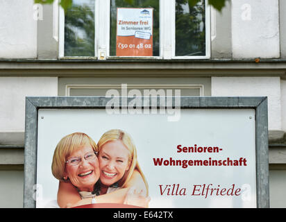 Berlin, Germany. 08th Aug, 2014. A sign which reads 'room available' and 'test stay possible' hangs in the window of the senior citizens residential community 'Villa Elfriede' in Berlin, Germany, 08 August 2014. Photo: JENS KALAENE/dpa/Alamy Live News Stock Photo