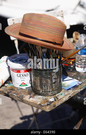 artists hat on his brushes, st tropez Stock Photo