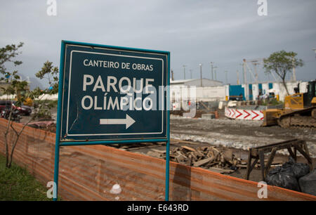 Rio de Janeiro, Brazil. 5th Aug, 2014. A sign points at the oylmpic park still under construction in Rio de Janeiro, Brazil, 5 August 2014. The 2016 summer olympics are going to be carried out in Rio de Janeiro. Photo: Michael Kappeler/dpa/Alamy Live News Stock Photo