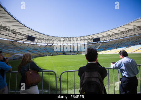 Rio de Janeiro, Brazil. 7th Aug, 2014. Visitors pay a visit to the Marcana stadium in Rio de Janeiro, Brazil, 7 August 2014. The stadium will host the opening and closing ceremony as well as some of the soccer matches of the 2016 summer olympics in Rio. The 2016 summer olympics are going to be carried out in Rio de Janeiro. Photo: Michael Kappeler/dpa/Alamy Live News Stock Photo