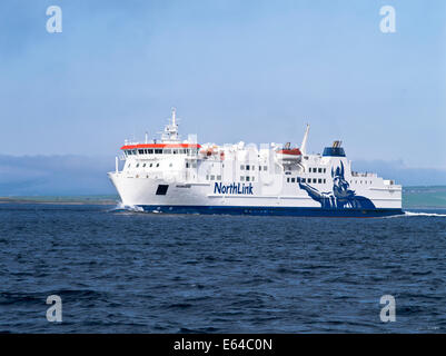 dh Mv Hamnavoe ferry SHIPPING UK Serco Northlink ferries leaving Scapa Flow orkney scotland isle scottish passenger car ferry boats sea Stock Photo