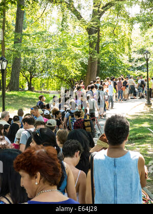 Free Ticket Lines at the Delacorte Theater in Central Park, NYC Stock Photo