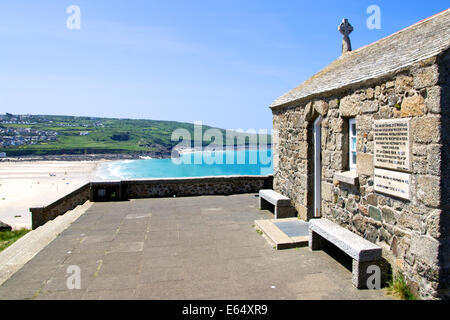 Tiny St Nicholas Chapel with Porthmeor beach, St Ives, North Cornwall, South West England, UK in background Stock Photo