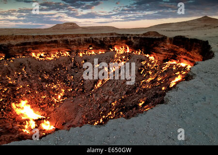 Fire crater, gas crater, 'Door to Hell' Darvaza crater, Derweze or Darvaza, Karakum Desert, Daşoguz Province, Turkmenistan Stock Photo