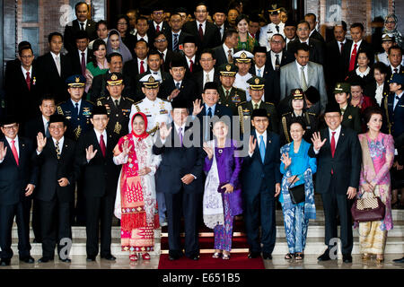 Jakarta, Indonesia. 15th Aug, 2014. Indonesian President Susilo Bambang Yudhoyono (5th L, front) poses for group photos after delivering the state speech for Indonesia's Independence Day that falls on Aug. 17 and the 2015 state budget in Jakarta, Indonesia, Aug. 15, 2014. Credit:  Veri Sanovri/Xinhua/Alamy Live News Stock Photo