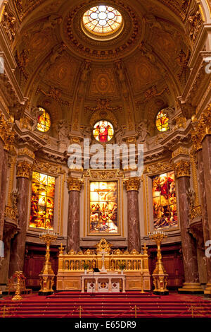 Altar und Innenraum des Berliner Dom in Berlin, Deutschland, Europa   | interior view with altar of the Berlin Cathedral or Dom Stock Photo