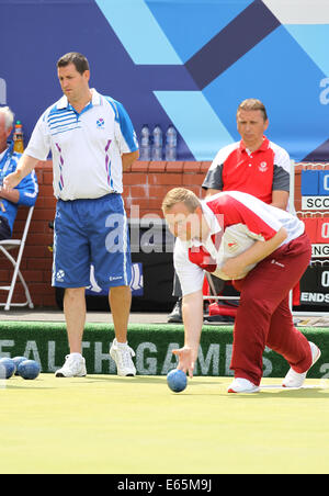 Andrew Knapper of England v Scotland in the gold medal match in the mens fours at the Kelvingrove Lawn Bowls Centre, 2014 Stock Photo