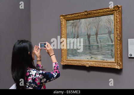 National Gallery, London, UK. 15th August 2014. National Gallery now allows visitors to take photographs, realising it could not stop people taking pictures on their mobile phones. Credit:  Matthew Chattle/Alamy Live News Stock Photo