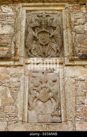 TOLQUHON CASTLE ABERDEENSHIRE SCOTLAND GATE HOUSE EXTERIOR WITH COATS OF ARMS Stock Photo