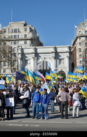 Ukrainians protesting against Russian intervention by Vladimir Putin, Marble Arch, London, UK Stock Photo