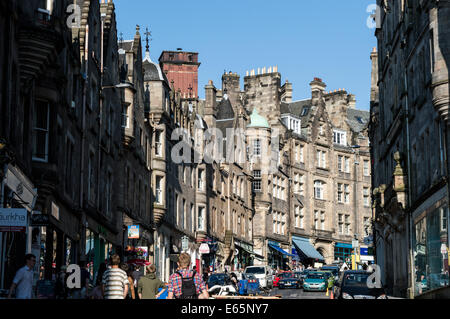 Tourists on Cockburn Street, Edinburgh Old Town Stock Photo