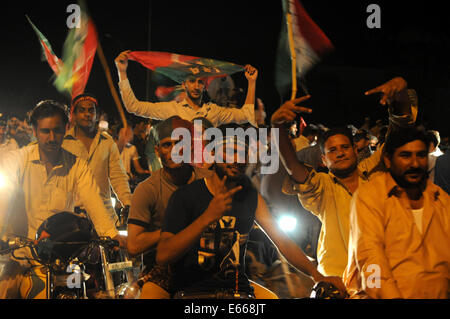 Islamabad, Pakistan. 15th Aug, 2014. Pakistani supporters of the opposition Pakistan Tehreek-e-Insaf (PTI) party arrive in Islamabad, capital of Pakistan, Aug. 15, 2014. Thousands of participants in two anti-government marches entered the Pakistani capital of Islamabad late Friday to stage sit-in and present demands. Credit:  Ahmad Kamal/Xinhua/Alamy Live News Stock Photo