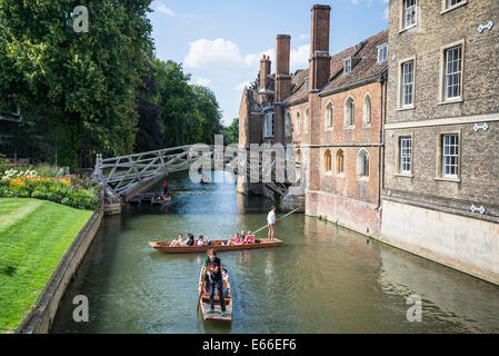 Mathematical Bridge and punts on the River Cam, Cambridge, England, UK Stock Photo