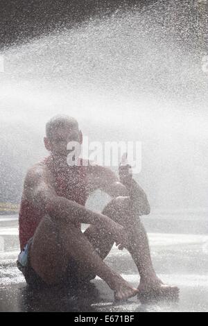 Middletown, New York, USA. 16th Aug, 2014. DONALD THURSTON of Pine Bus, New York, h cools off after competing in Orange Regional Medical Center's Run 4 Downtown road race in Middletown, New York. He completed the four-mile race in 24 minutes, 45 seconds. © Tom Bushey/ZUMA Wire/Alamy Live News Stock Photo