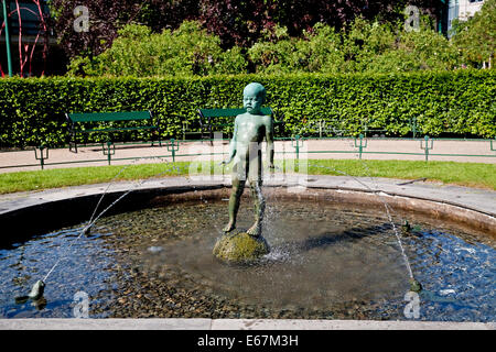 Grinegutten – The crying Boy in the city park in Bergen Norway Stock Photo