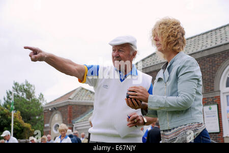 Old bowls player giving bowls tuition at the Marine Gardens Bowls Club in Worthing Charity Open Day Stock Photo