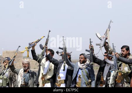 Sanaa, Yemen. 17th Aug, 2014. Armed Yemeni tribesmen rallied to show their support to the Yemeni army in the fighting against al-Qaida militants, north of Sanaa, Yemen, on Aug. 17, 2014. Conflicts between the Yemeni army and the al-Qaida in the Arabian Peninsula (AQAP) broke out earlier this month in the country's southern province of Hadramout, causing dozens of people killed. Credit:  Mohammed Mohammed/Xinhua/Alamy Live News Stock Photo