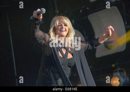 Remenham Henley-on-Thames Oxfordshire UK. 17 August 2014. Singer BONNIE TYLER performs on-stage at the 2014 'Rewind South Festival' held 15-16-17 August 2014. Photograph Credit:  2014 John Henshall / Alamy Live News. PER0419 Stock Photo