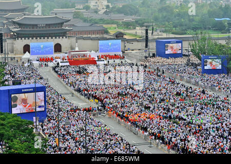 Seoul, South Korea. 16th Aug, 2014. About 200,000 believer attend the 'Beatification of 124 Korean Martyrs' by Pope Francis at Gwanghwamun Square in Seoul, South Korea on August 16, 2014. © dpa picture alliance/Alamy Live News Stock Photo