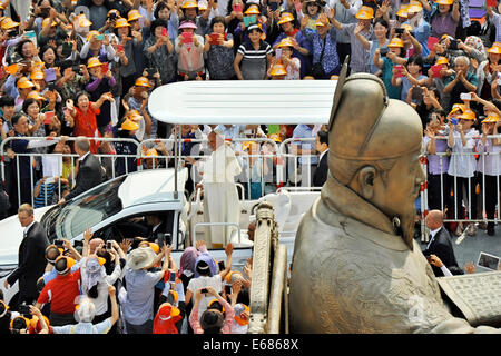 Seoul, South Korea. 16th Aug, 2014. Pope Francis arrives to celebrate the 'Beatification of 124 Korean Martyrs' at Gwanghwamun Square in Seoul, South Korea on August 16, 2014. © dpa picture alliance/Alamy Live News Stock Photo