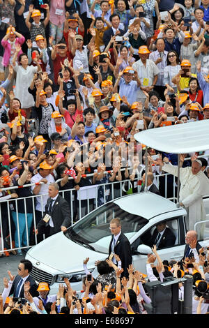 Seoul, South Korea. 16th Aug, 2014. Pope Francis arrives to celebrate the 'Beatification of 124 Korean Martyrs' at Gwanghwamun Square in Seoul, South Korea on August 16, 2014. © dpa picture alliance/Alamy Live News Stock Photo