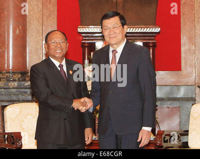 Hanoi, Vietnam. 18th Aug, 2014. Vietnamese President Truong Tan Sang (R) shakes hands with the visiting President of the National Assembly of Cambodia Heng Samrin in Hanoi, Vietnam, Aug. 18, 2014. Credit:  VNA/Xinhua/Alamy Live News Stock Photo