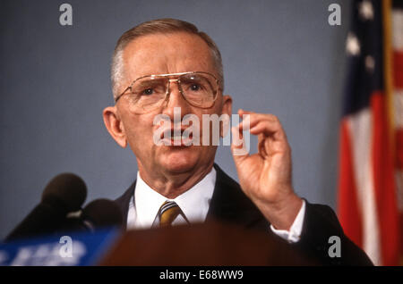 Washington, DC, USA. 25th Oct, 1996. Reform party presidential candidate Ross Perot speaks at the National Press Club October 25, 1996 in Washington, DC. © Richard Ellis/ZUMAPRESS.com/Alamy Live News Stock Photo