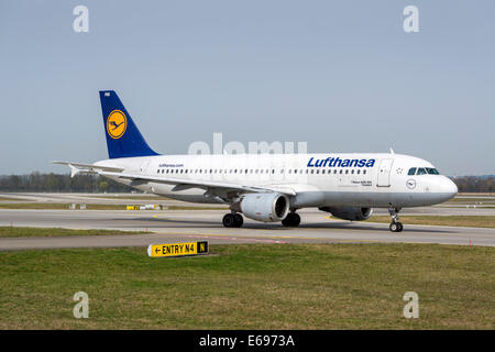 Airbus A320-200 'Troisdorf' of the Deutsche Lufthansa AG, Munich Airport, Munich, Upper Bavaria, Bavaria, Germany Stock Photo