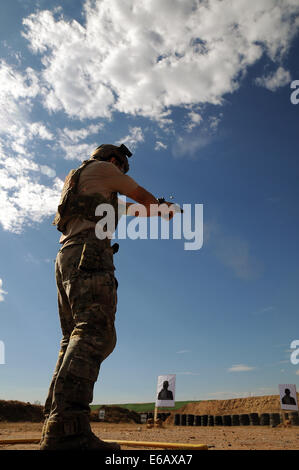 A U.S. Soldier with the 7th Airborne Special Forces Group fires his pistol during the critical task shooting event as part of Fuerzas Comando 2014 at Fort Tolemaida, Colombia, July 25, 2014. Fuerzas Comando is a U.S. Southern Command-sponsored special ope Stock Photo