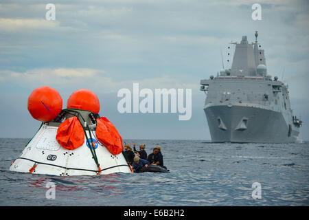 U.S. Sailors assigned to the amphibious transport dock ship USS Anchorage (LPD 23) and Navy divers assigned to Explosive Ordnance Disposal Mobile Unit (EODMU) 11, Mobile Diving and Salvage Company 11-7, participate in the second underway recovery test for Stock Photo