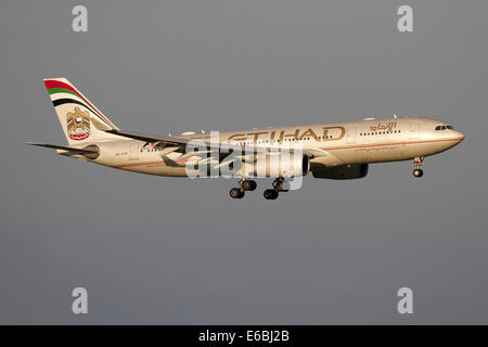 航空機・ヘリコプター ETIHAD AIRBUS 330-200 File:Etihad Airbus A330-200 MRD-1.jpg - Wikimedia Commons