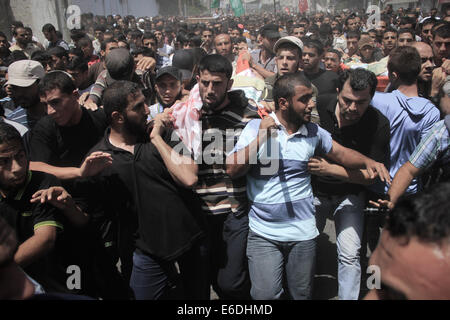 Gaza. 21st Aug, 2014. Palestinians carry the body of Mohammed Abu Shammala, one of three senior Hamas commanders during his funeral in Rafah in the southern Gaza Strip. Credit:  PACIFIC PRESS/Alamy Live News Stock Photo