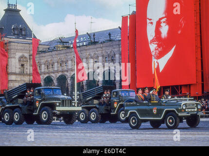 Moscow, Russia. 7th Nov, 1987. Soviet officers in a command car, leading a unit of BM-21 GRAD truck-mounted 122 mm multiple rocket launchers, salute Soviet leaders atop Lenin's Tomb during the massive parade in Red Square celebrating the 70th anniversary of the Bolshevik Revolution of 1917. Behind them is a giant portrait of Vladimir Lenin, the revolutionary founder. © Arnold Drapkin/ZUMA Wire/Alamy Live News Stock Photo