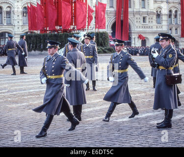 Moscow, Russia. 7th Nov, 1987. Uniformed KGB security guards march into position in Red Square before the massive parade celebrating the 70th anniversary of the Bolshevik Revolution of 1917. At right a KGB officer photographs them. © Arnold Drapkin/ZUMA Wire/Alamy Live News Stock Photo