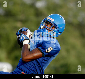 Largo, Florida, US. 21st Aug, 2014. Largo High School's Jonathon Crawford (9) makes a reception, sparking a touchdown run for Largo during Thursday's (8/21/14) preseason football jamboree with Dunedin High School at Largo. © Douglas R. Clifford/Tampa Bay Times/ZUMA Wire/Alamy Live News Stock Photo