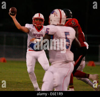 Largo, Florida, US. 21st Aug, 2014. Pinellas Park quarterback Mitch Grondin (7) finds running back Kel-El Williams (5) during Thursday's (8/21/14) preseason football jamboree game with Dunedin High School hosted at Largo High School. © Douglas R. Clifford/Tampa Bay Times/ZUMA Wire/Alamy Live News Stock Photo