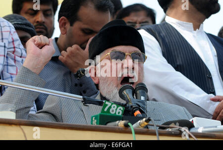Islamabad, Pakistan. 22nd Aug, 2014. Pakistani anti-government leader Tahir-ul-Qadri delivers a sermon for congregational Friday prayers held at an anti-government protest site in front of the Parliament in Islamabad, capital of Pakistan, Aug. 22, 2014. Credit:  Ahmad Kamal/Xinhua/Alamy Live News Stock Photo