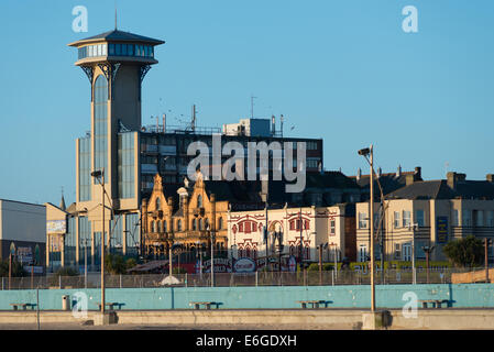 Atlantis Resort Tower and entertainment arcades, Golden Mile, Marine Parade, Great Yarmouth, Norfolk, England, United Kingdom Stock Photo