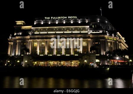 Night shot of Fullerton Hotel (former General Post Office Building) building in Singapore River's Boat Quay Stock Photo