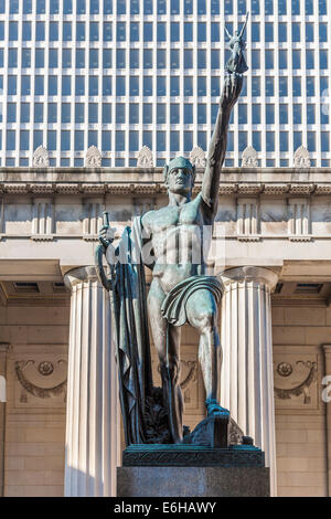 William Snodgrass Tennessee Tower behind bronze Victory statue at the War Memorial Plaza in downtown Nashville, Tennessee Stock Photo