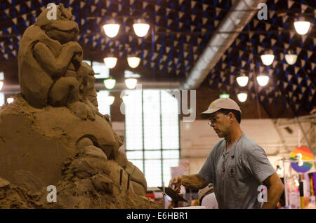 Syracuse, New York, USA. 22nd Aug, 2014. Sand sculptors work on a Doctor Seuss themed sculpture at the New York State Fair. © Zach Roberts/ZUMA Wire/ZUMAPRESS.com/Alamy Live News Stock Photo